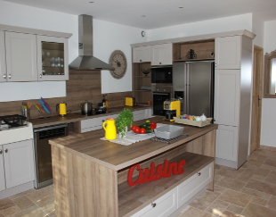 View of well equipped kitchen in the new Villa in Taillades.